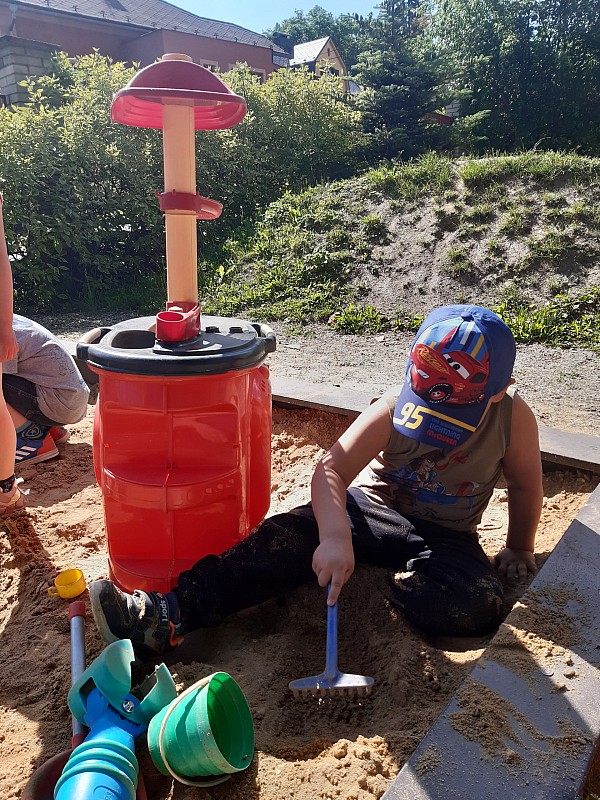 Hrajeme si na zahradě