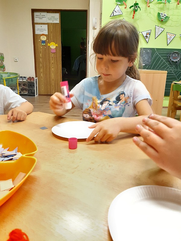 Halloweenské tvoření- pavoučí doupě