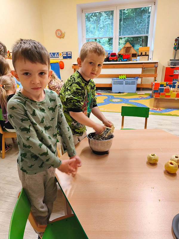 Sovičky pečou jablíčkovou buchtu