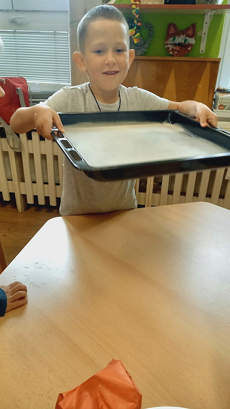 Koťátka ochutnávají cuketovou buchtu a sušené ovoce ze zahrádky