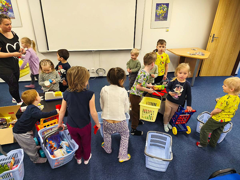 Sluníčka v knihovně.