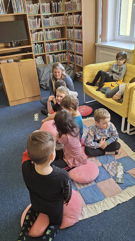 Žabičky na návštěvě v knihovně