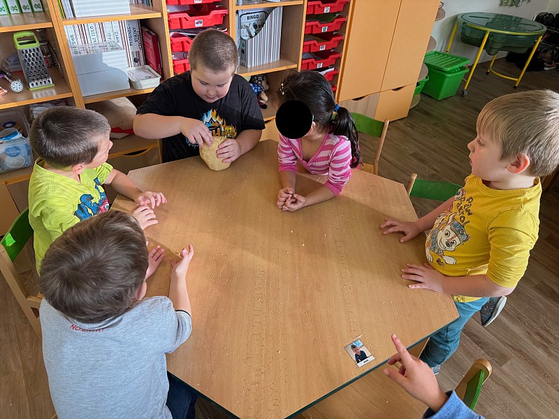 Žabičky pečou cukroví