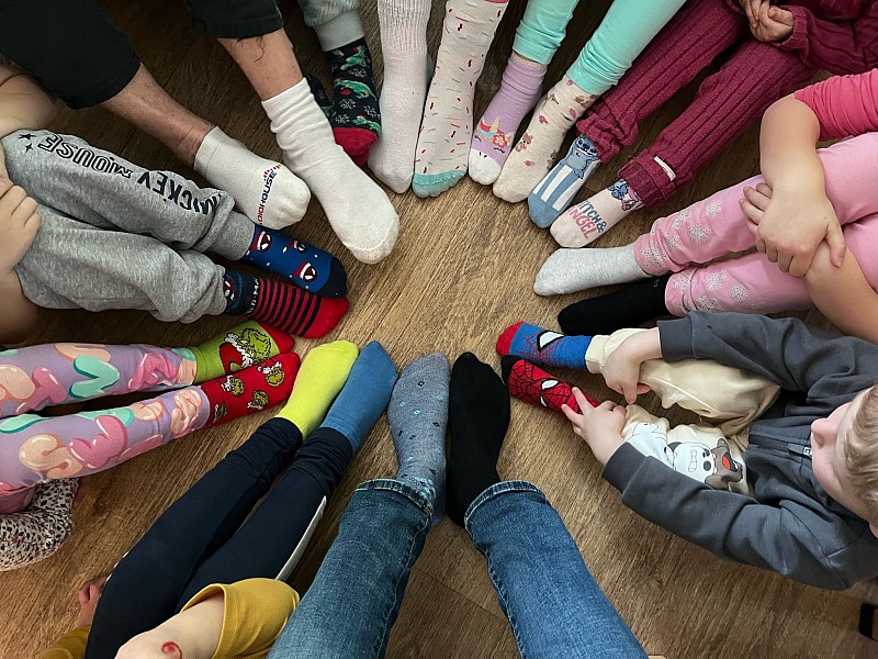 NA KAŽDOU NOŽKU JINOU PONOŽKU