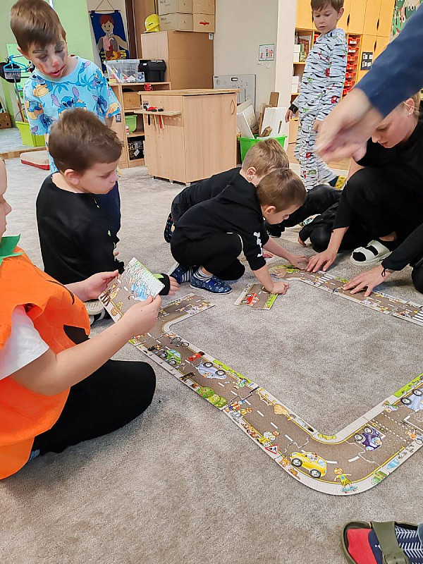 MALÝ STAVITEL A STRAŠENÍ VE ŠKOLCE. 