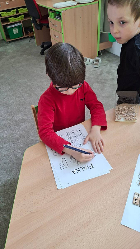 Jaro ťuká na vrátka 