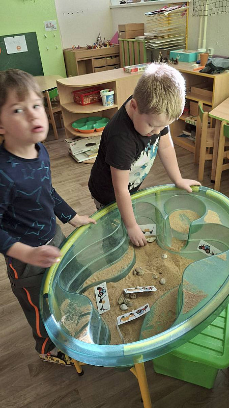 Na poli- brambory a traktory.