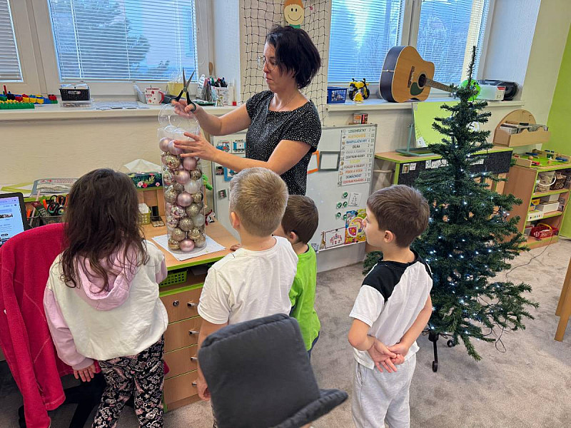 Žabky zdobí stromeček