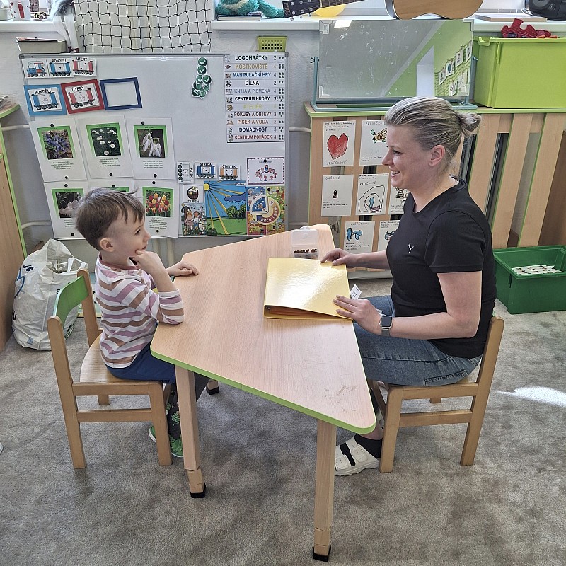 Péťa na návštěvě u Žabiček