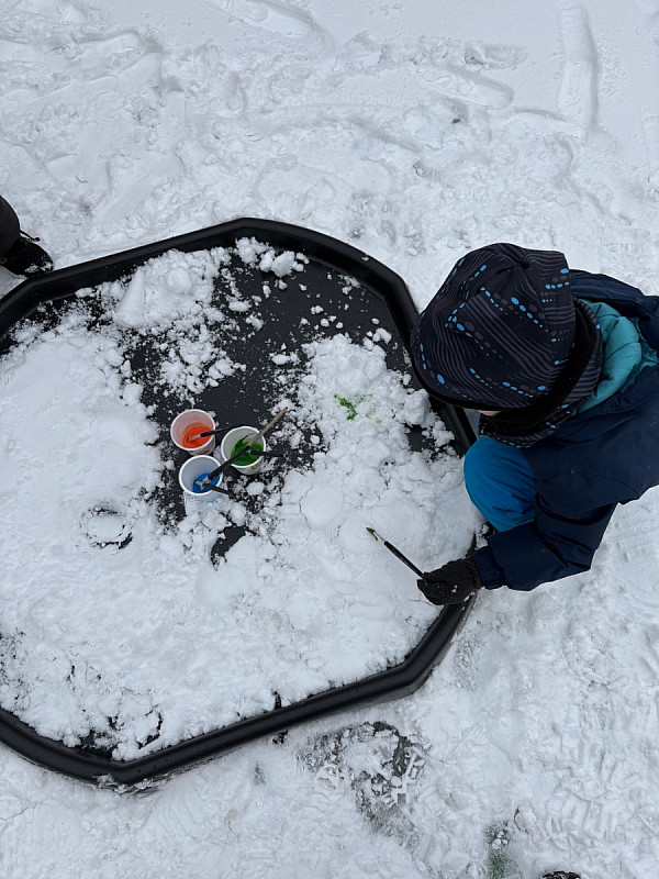 Barevné malování do sněhu 