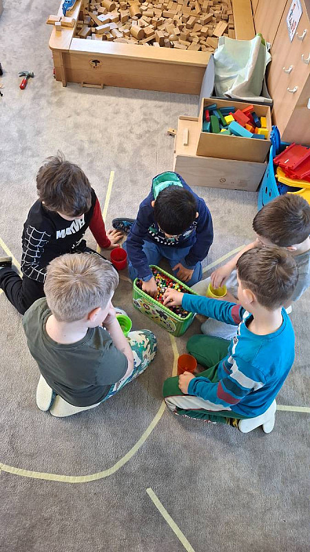 Sluníčko s námi hraje na schovávanou 