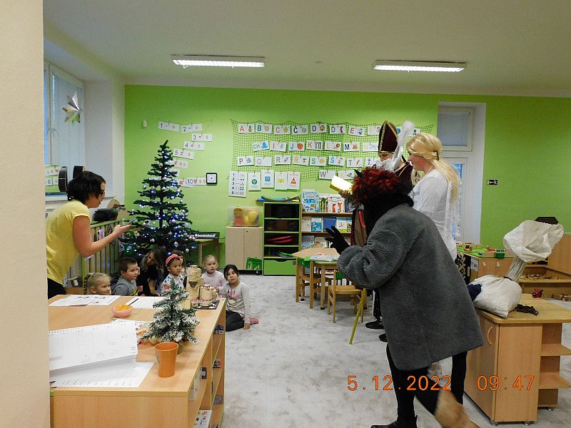 MIKULÁŠI, MIKULÁŠI, KDO DNES VE ŠKOLCE DĚTI STRAŠÍ?