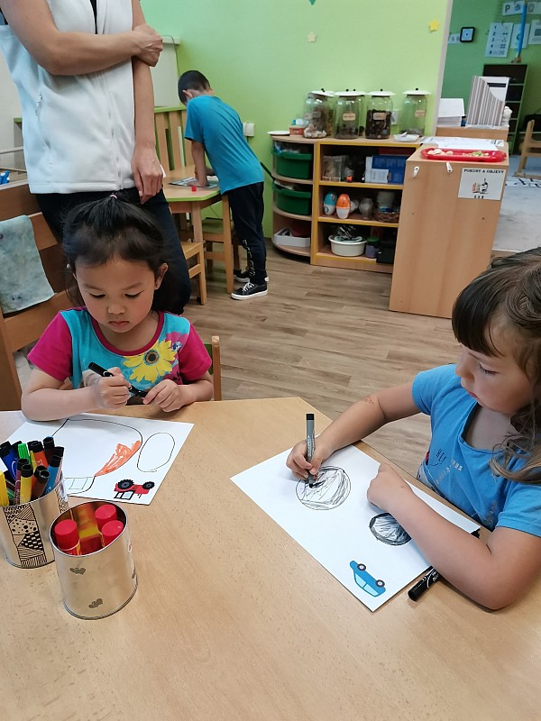 Chvíli krokem, chvíli klusem do školky jezdíme autem i autobusem. 